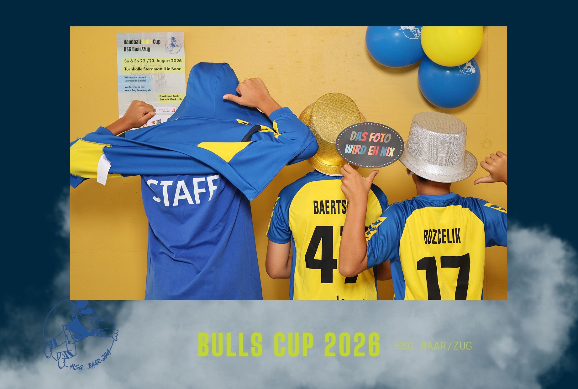 Handball-Team posiert in Trikots und mit Hüten am Bulls Cup